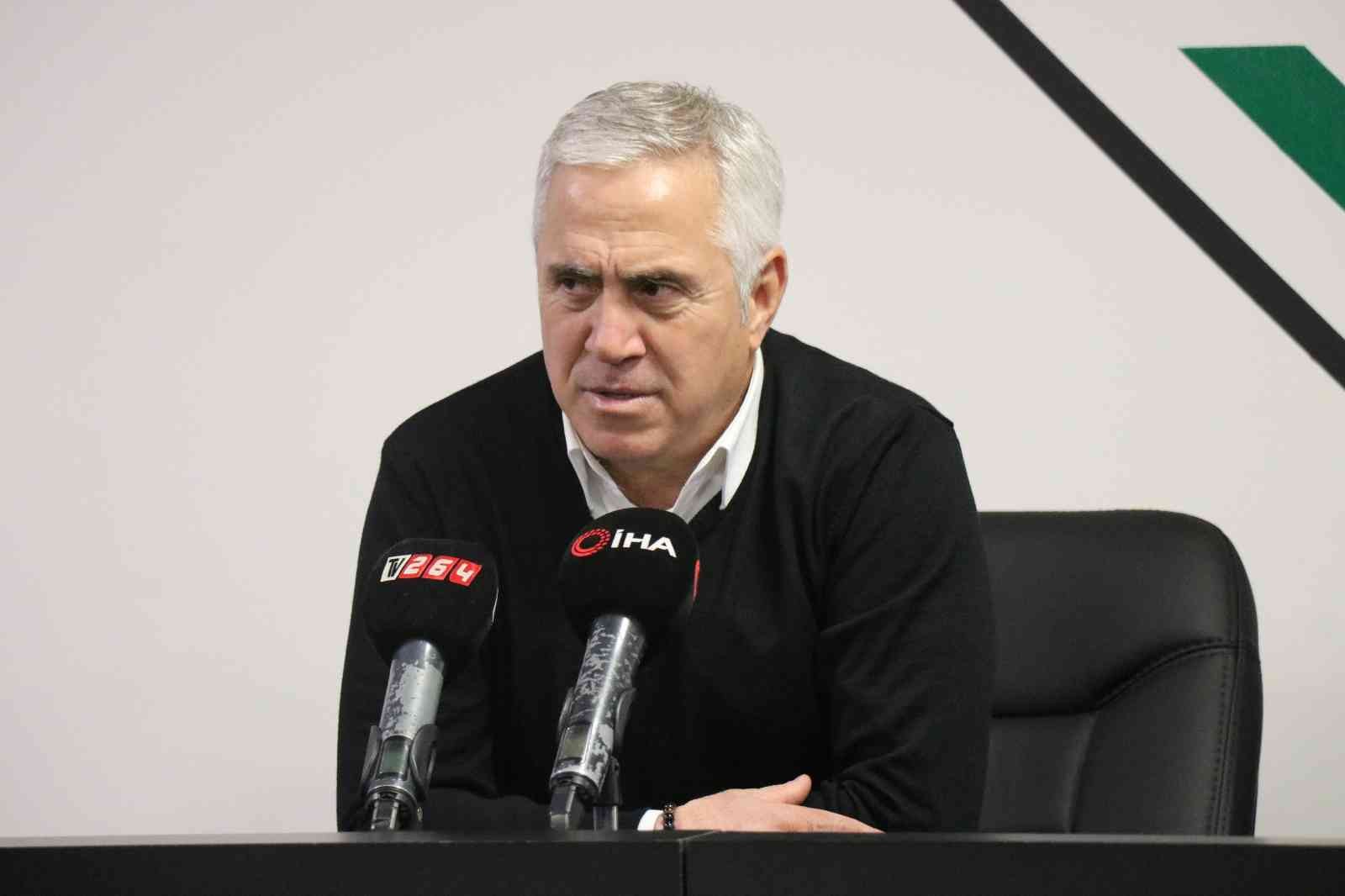 Sakaryaspor - Çorum FK maçının ardından TFF 2. Lig’de 22. hafta erteleme maçında Sakaryaspor, Çorum FK’yı 4-1 yenerek galip geldi. Maçın ardından ise teknik adamlar karşılaşmayı ...