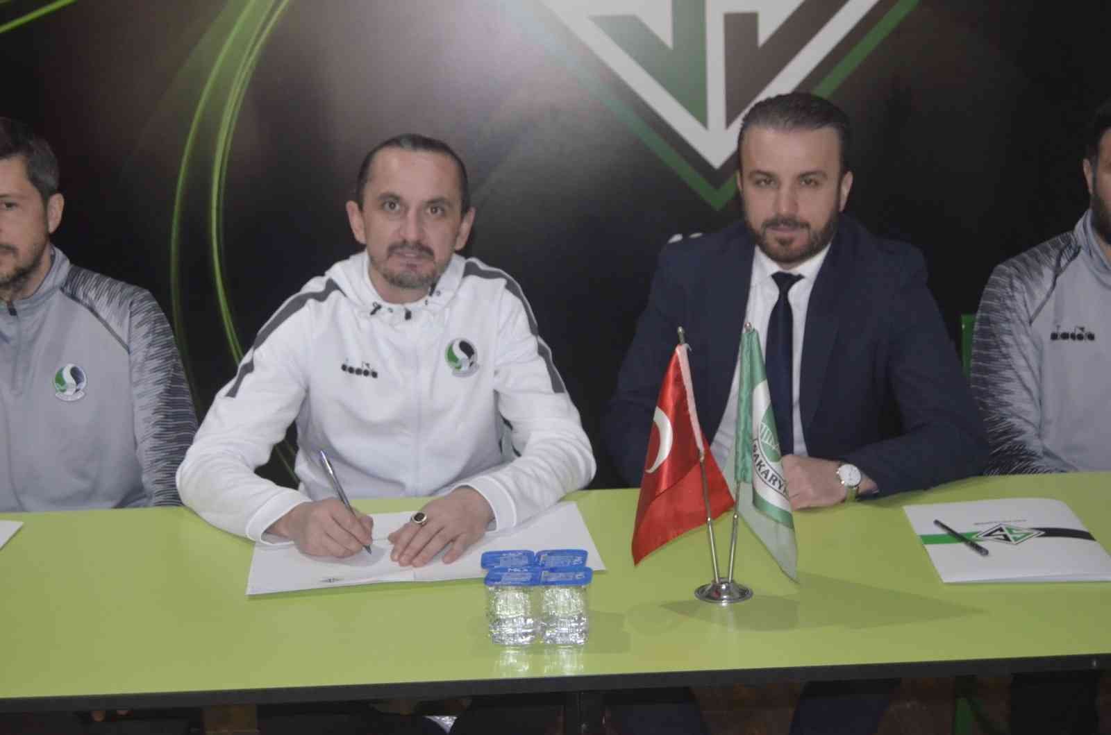 Sakaryaspor, Tuncay Şanlı ile anlaştı Ercümend Coşkundere ile yollar ayrıldıktan sonra teknik direktör arayışına giren ve adı Yılmaz Vural ile anılan Sakaryaspor, sosyal medya hesabı ...