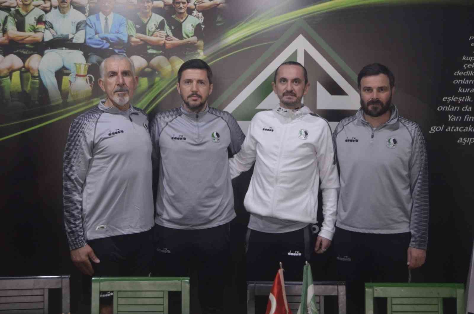 Sakaryaspor, Tuncay Şanlı ile anlaştı Ercümend Coşkundere ile yollar ayrıldıktan sonra teknik direktör arayışına giren ve adı Yılmaz Vural ile anılan Sakaryaspor, sosyal medya hesabı ...