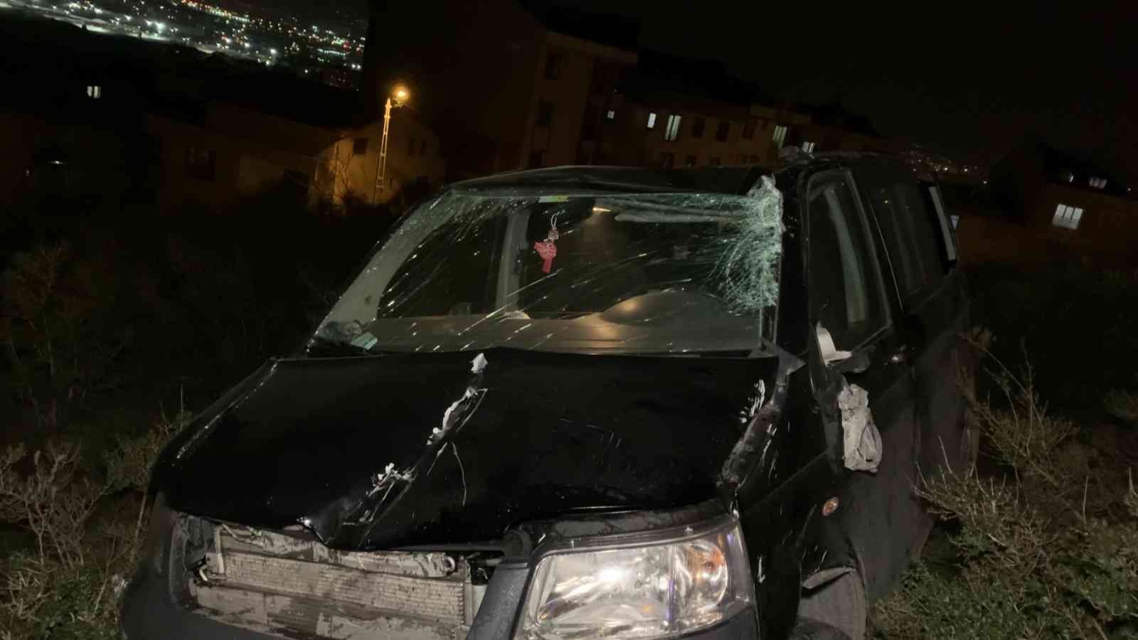 Sancaktepe’de minibüs şarampole yuvarlandı: Araç sürücüsü hayatını kaybetti Sancaktepe Ortadağ Tepesi’ndeki hareket halindeki minibüs kontrolden çıkarak ağaçlık alana uçtu. Şarampole yuvarlanan minibüs sürücüsü ağır ...