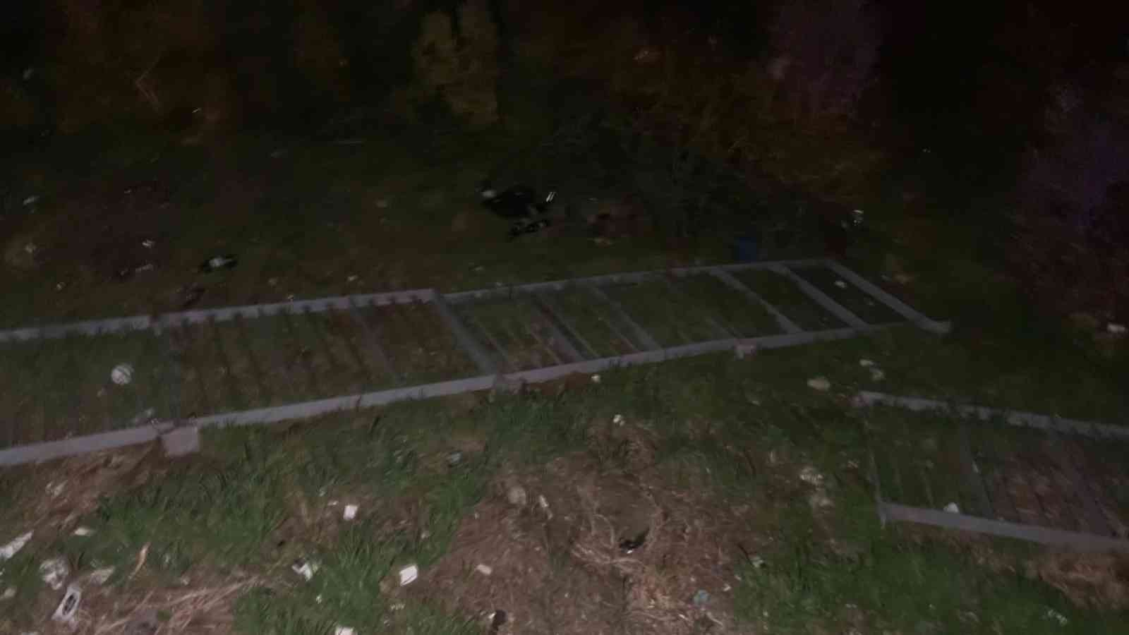 Sancaktepe’de minibüs şarampole yuvarlandı: Araç sürücüsü hayatını kaybetti Sancaktepe Ortadağ Tepesi’ndeki hareket halindeki minibüs kontrolden çıkarak ağaçlık alana uçtu. Şarampole yuvarlanan minibüs sürücüsü ağır ...