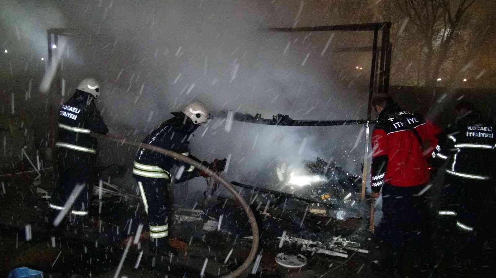 Şantiye bekçisinin kaldığı kulübe alevlere teslim oldu Kocaeli’nin Kartepe ilçesinde bir şantiyenin bekçisinin kaldığı kulübede yangın çıktı. Yangına müdahale etmeye çalışan bekçi hafif yaralandı ...