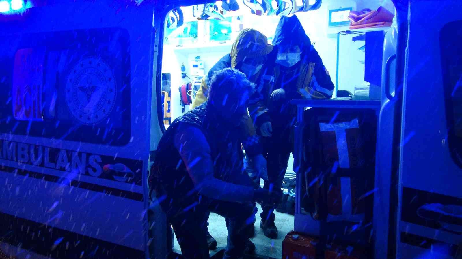 Şantiye bekçisinin kaldığı kulübe alevlere teslim oldu Kocaeli’nin Kartepe ilçesinde bir şantiyenin bekçisinin kaldığı kulübede yangın çıktı. Yangına müdahale etmeye çalışan bekçi hafif yaralandı ...