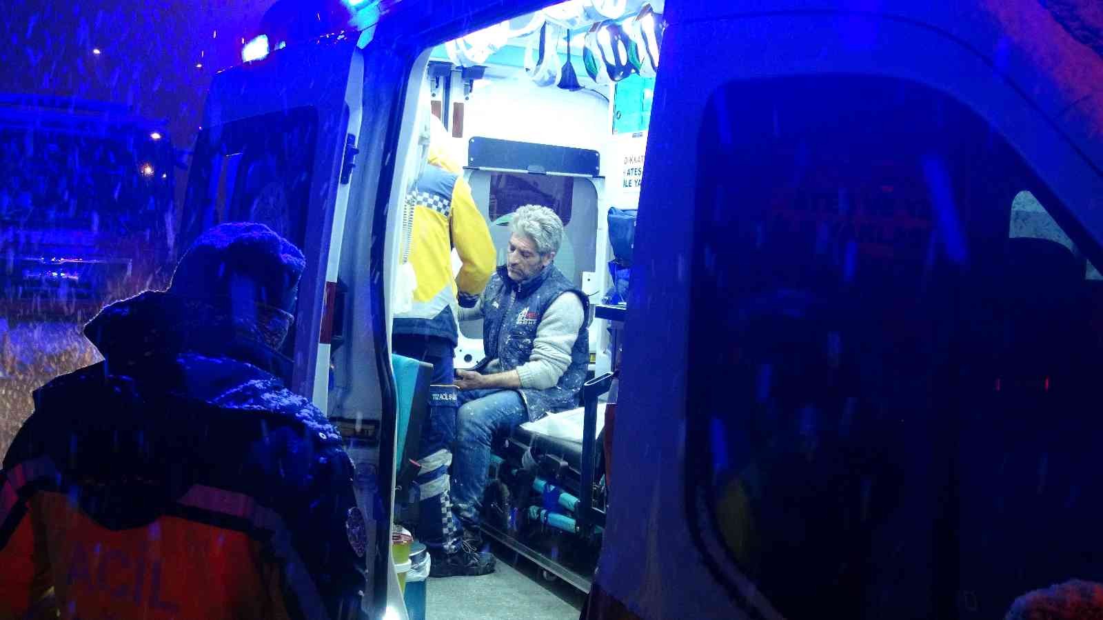 Şantiye bekçisinin kaldığı kulübe alevlere teslim oldu Kocaeli’nin Kartepe ilçesinde bir şantiyenin bekçisinin kaldığı kulübede yangın çıktı. Yangına müdahale etmeye çalışan bekçi hafif yaralandı ...