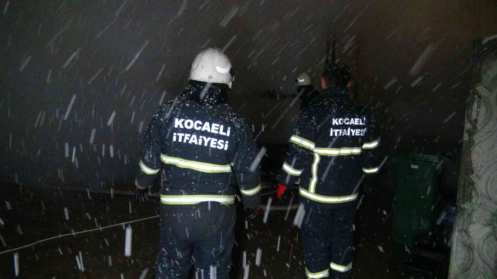 Şantiye bekçisinin kaldığı kulübe alevlere teslim oldu Kocaeli’nin Kartepe ilçesinde bir şantiyenin bekçisinin kaldığı kulübede yangın çıktı. Yangına müdahale etmeye çalışan bekçi hafif yaralandı ...