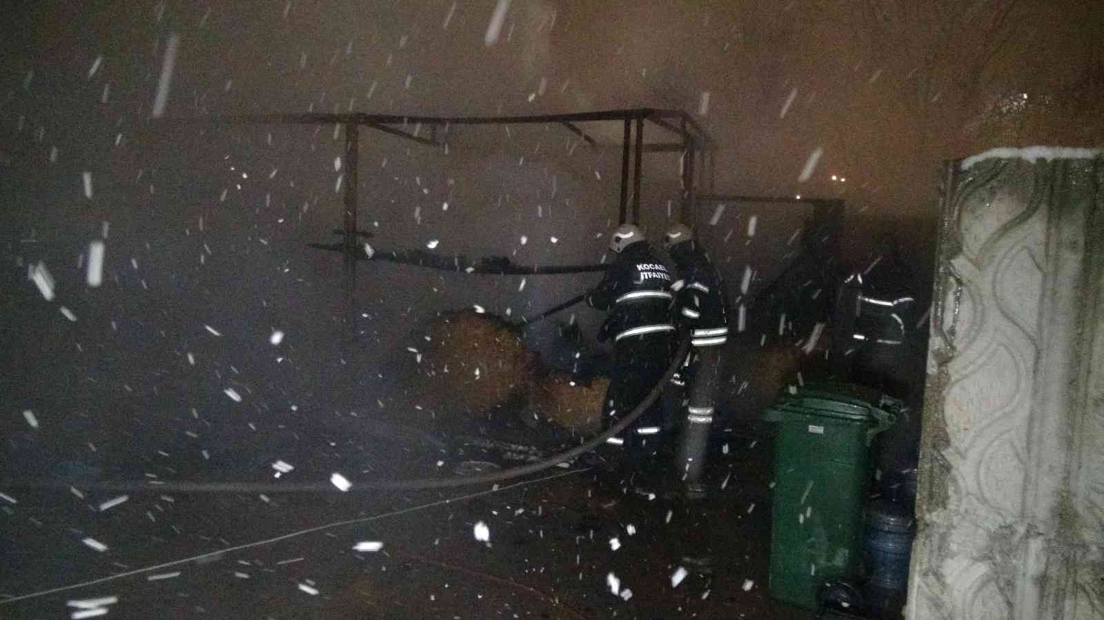 Şantiye bekçisinin kaldığı kulübe alevlere teslim oldu Kocaeli’nin Kartepe ilçesinde bir şantiyenin bekçisinin kaldığı kulübede yangın çıktı. Yangına müdahale etmeye çalışan bekçi hafif yaralandı ...