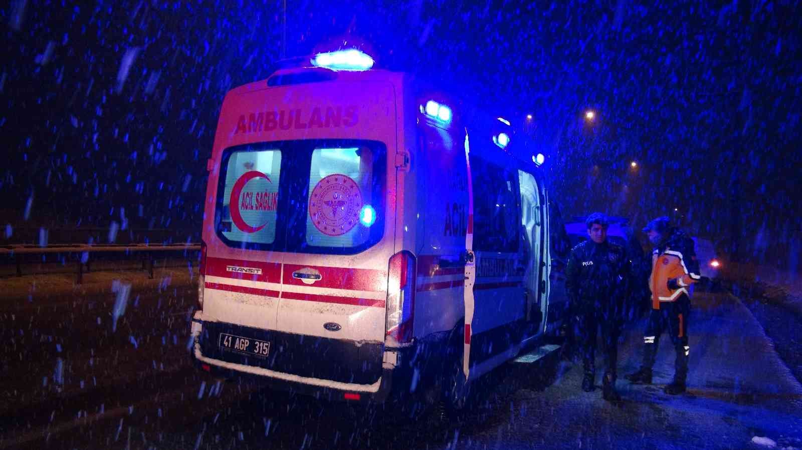 Şantiye bekçisinin kaldığı kulübe alevlere teslim oldu Kocaeli’nin Kartepe ilçesinde bir şantiyenin bekçisinin kaldığı kulübede yangın çıktı. Yangına müdahale etmeye çalışan bekçi hafif yaralandı ...