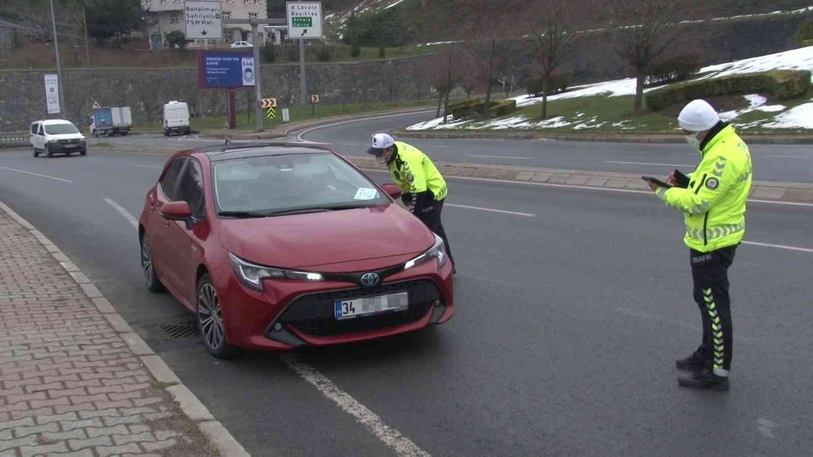 Sarıyer’de dron destekli trafik denetimi Sarıyer’de Trafik Denetleme Şube Müdürlüğüne bağlı ekipler, dron destekli trafik denetimi gerçekleştirdi. Emniyet kemeri takmayan sürücülere para ...