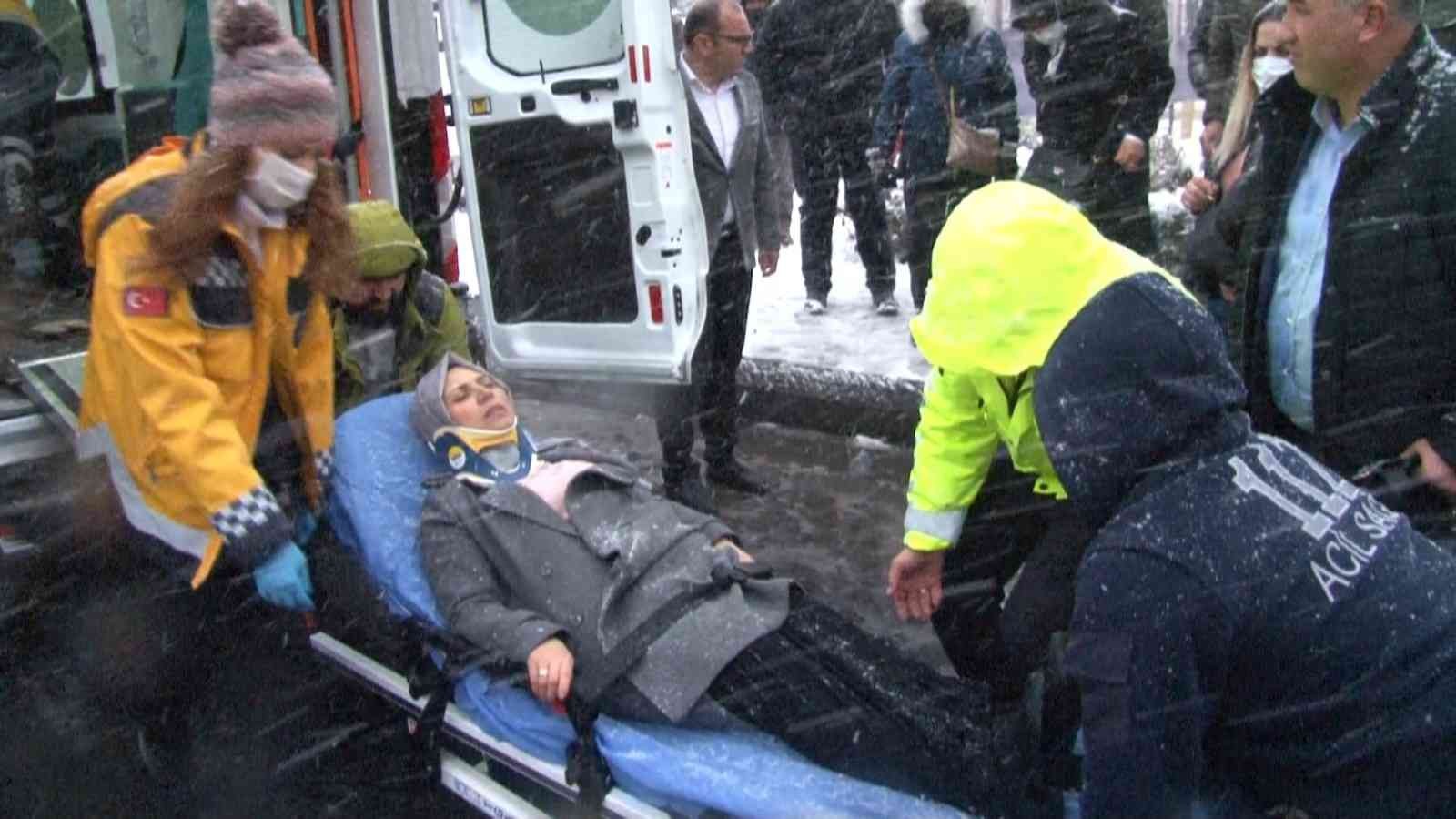 Sarıyer’de trafik kazası: Takla atan araçtan çıkartılan yaralı kadın hastaneye kaldırıldı Sarıyer’de iki aracın karıştığı trafik kazasında bir otomobil takla attı. Takla atan araçta sıkışan kadın, itfaiye ekiplerince kurtarılarak ...