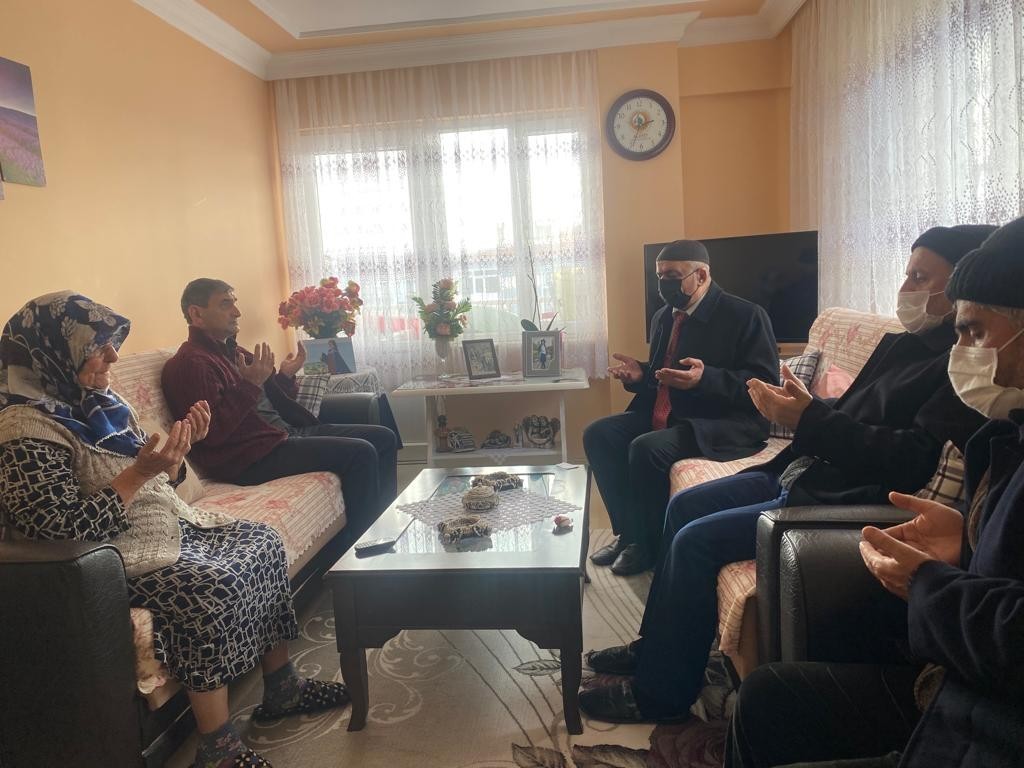 Şarköy’de Şehit Erteğli’nin Ailesi unutulmadı Tekirdağ’ın Şarköy ilçesinde Şarköy’lü Şehit Olcay Erteğli’nin şehadetinin 28. yılı münasebetiyle şehit ailesi ziyaret edildi. Şarköy İlçe Müftü ...