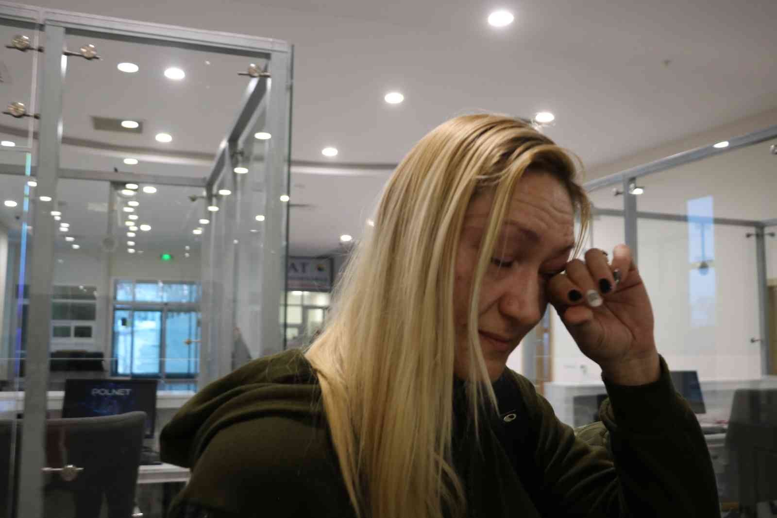 Savaş bölgesinden 5 yaşındaki oğluyla gelen kadının haykırışı yürekleri sızlattı Rusya-Ukrayna arasında yaşanan savaş sonrası 5 yaşındaki oğluyla birlikte Odessa’dan Edirne’ye gelen kadının gözü yaşlı haykırışı yürekleri ...