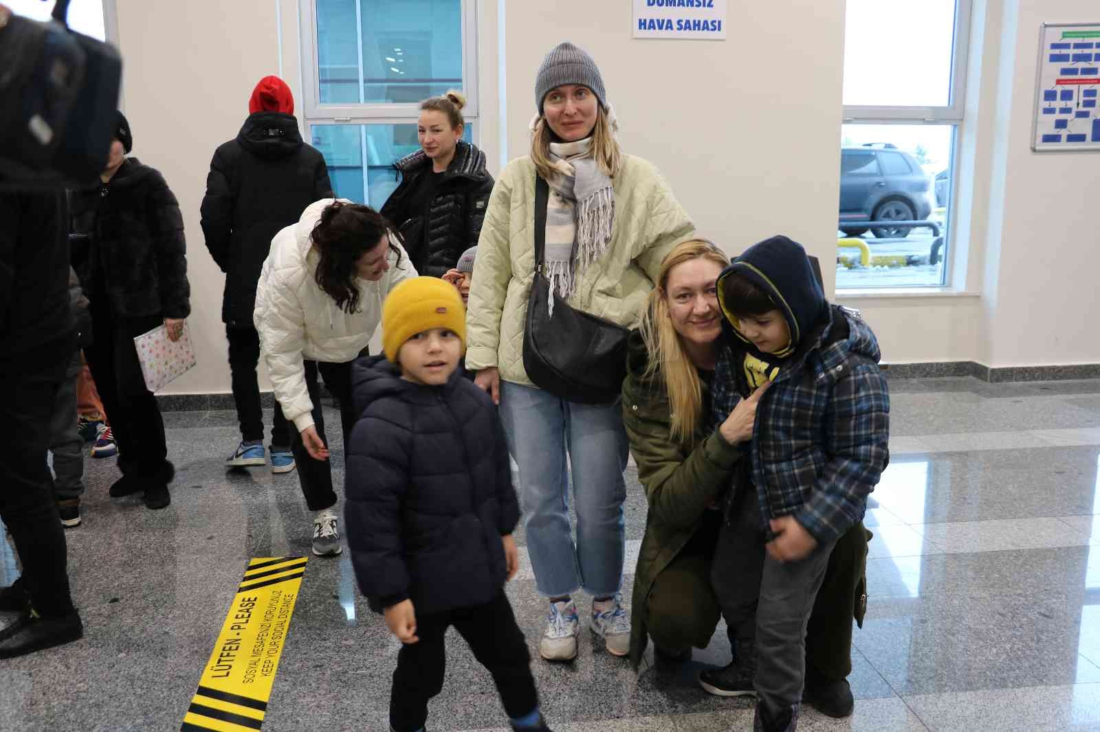 Savaş bölgesinden 5 yaşındaki oğluyla gelen kadının haykırışı yürekleri sızlattı Rusya-Ukrayna arasında yaşanan savaş sonrası 5 yaşındaki oğluyla birlikte Odessa’dan Edirne’ye gelen kadının gözü yaşlı haykırışı yürekleri ...