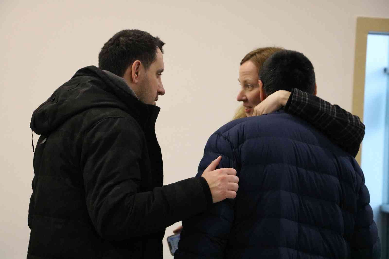 Savaş bölgesinden 5 yaşındaki oğluyla gelen kadının haykırışı yürekleri sızlattı Rusya-Ukrayna arasında yaşanan savaş sonrası 5 yaşındaki oğluyla birlikte Odessa’dan Edirne’ye gelen kadının gözü yaşlı haykırışı yürekleri ...