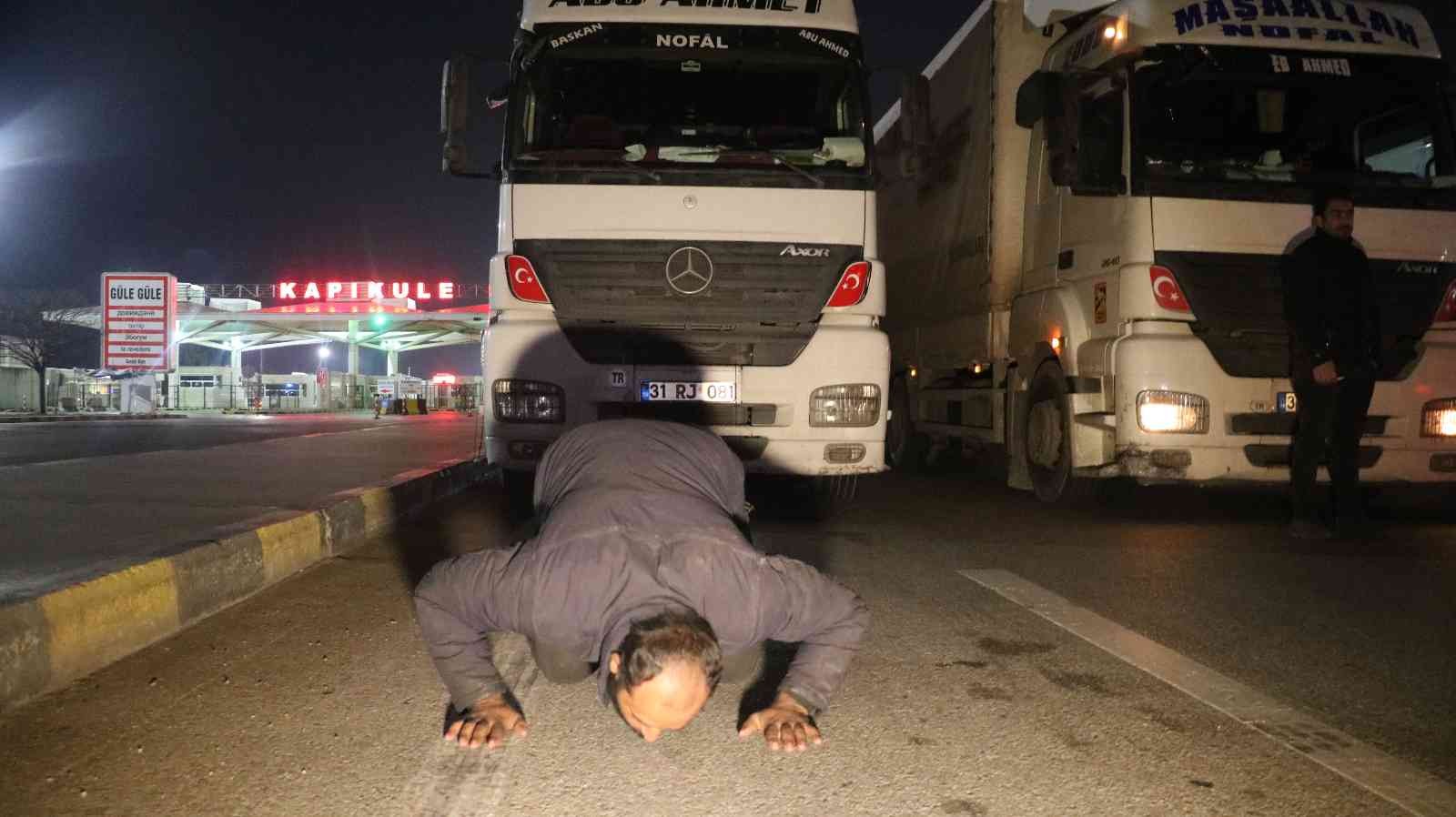 Savaş mağduru tır şoförü, Türkiye’ye gelir gelmez toprağı öptü, diz çöküp dua etti Ukrayna’da günlerce savaşın ortasında kalan, hatta Rus tankının tırına çarpmasıyla korku dolu anlar yaşayan tır şoförü, Kapıkule Sınır Kapısı ...