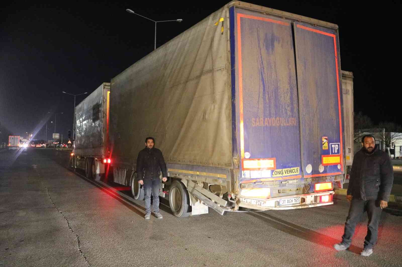 Savaş mağduru tır şoförü, Türkiye’ye gelir gelmez toprağı öptü, diz çöküp dua etti Ukrayna’da günlerce savaşın ortasında kalan, hatta Rus tankının tırına çarpmasıyla korku dolu anlar yaşayan tır şoförü, Kapıkule Sınır Kapısı ...