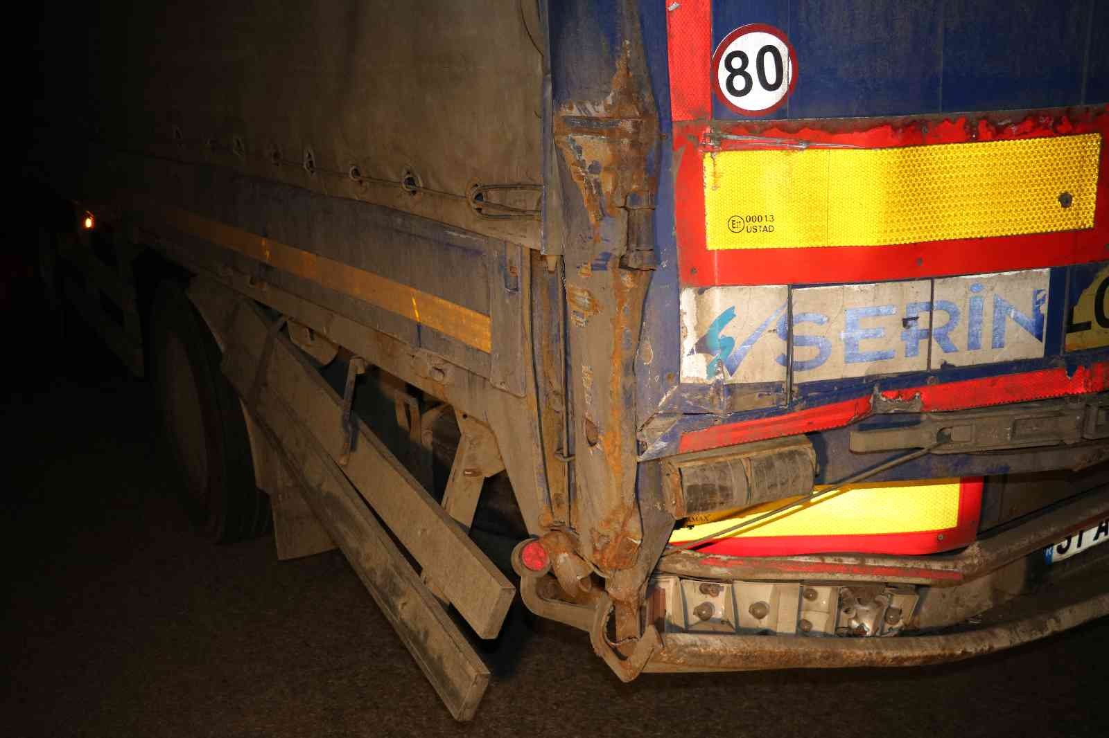 Savaş mağduru tır şoförü, Türkiye’ye gelir gelmez toprağı öptü, diz çöküp dua etti Ukrayna’da günlerce savaşın ortasında kalan, hatta Rus tankının tırına çarpmasıyla korku dolu anlar yaşayan tır şoförü, Kapıkule Sınır Kapısı ...