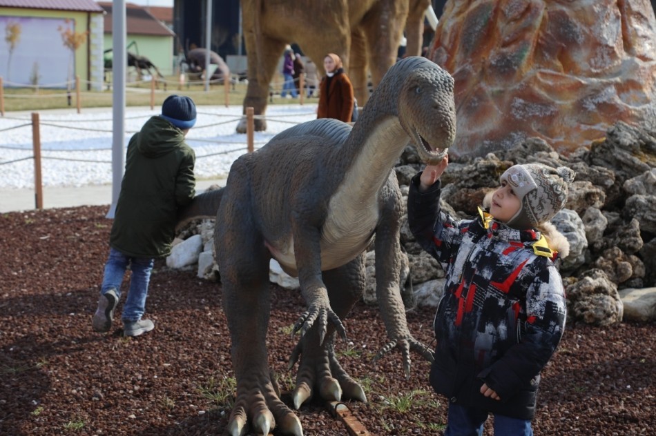 Savaşın göçe zorladığı çocuklar hayallerini resme döktü Rusya’nın Ukrayna’ya karşı yürüttüğü savaştan kaçarak Türkiye’ye gelen ve Edirne’de misafir edilen Kırım Türkü çocuklar, Edirne Belediyesi Hasan ...