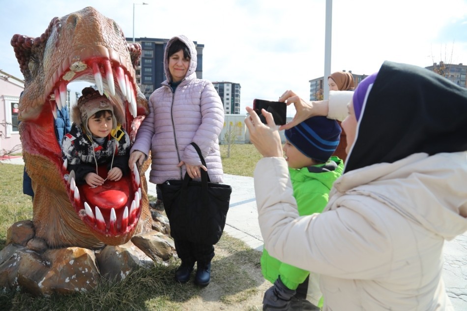 Savaşın göçe zorladığı çocuklar hayallerini resme döktü Rusya’nın Ukrayna’ya karşı yürüttüğü savaştan kaçarak Türkiye’ye gelen ve Edirne’de misafir edilen Kırım Türkü çocuklar, Edirne Belediyesi Hasan ...