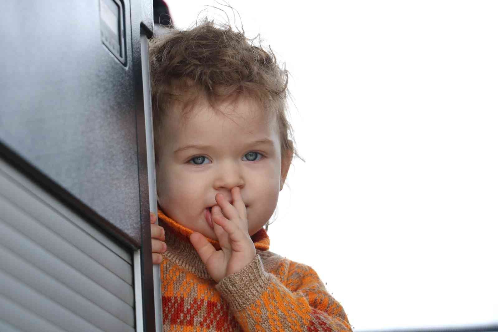 Savaşın masum yüzlü çocukları Rusya’nın Ukrayna’ya askeri müdahalesi sonucu babalarından ayrılıp anneleriyle birlikte başka ülkelere tahliye edilen bebek ve çocukların ...