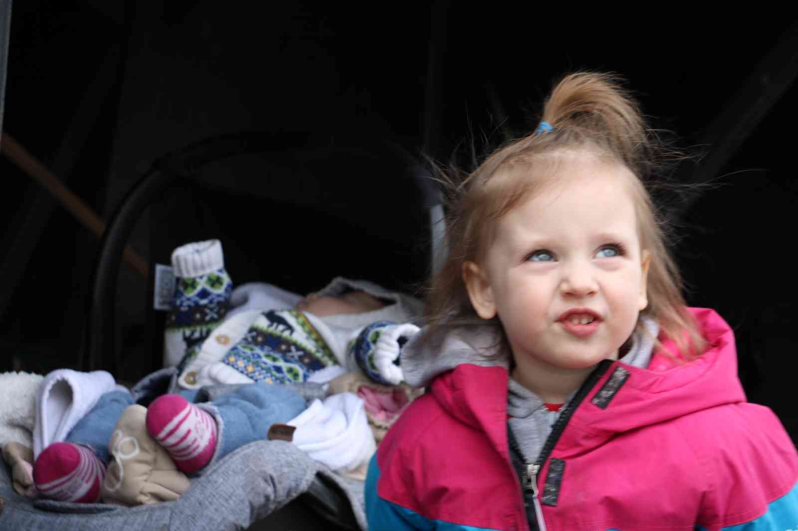 Savaşın masum yüzlü çocukları Rusya’nın Ukrayna’ya askeri müdahalesi sonucu babalarından ayrılıp anneleriyle birlikte başka ülkelere tahliye edilen bebek ve çocukların ...