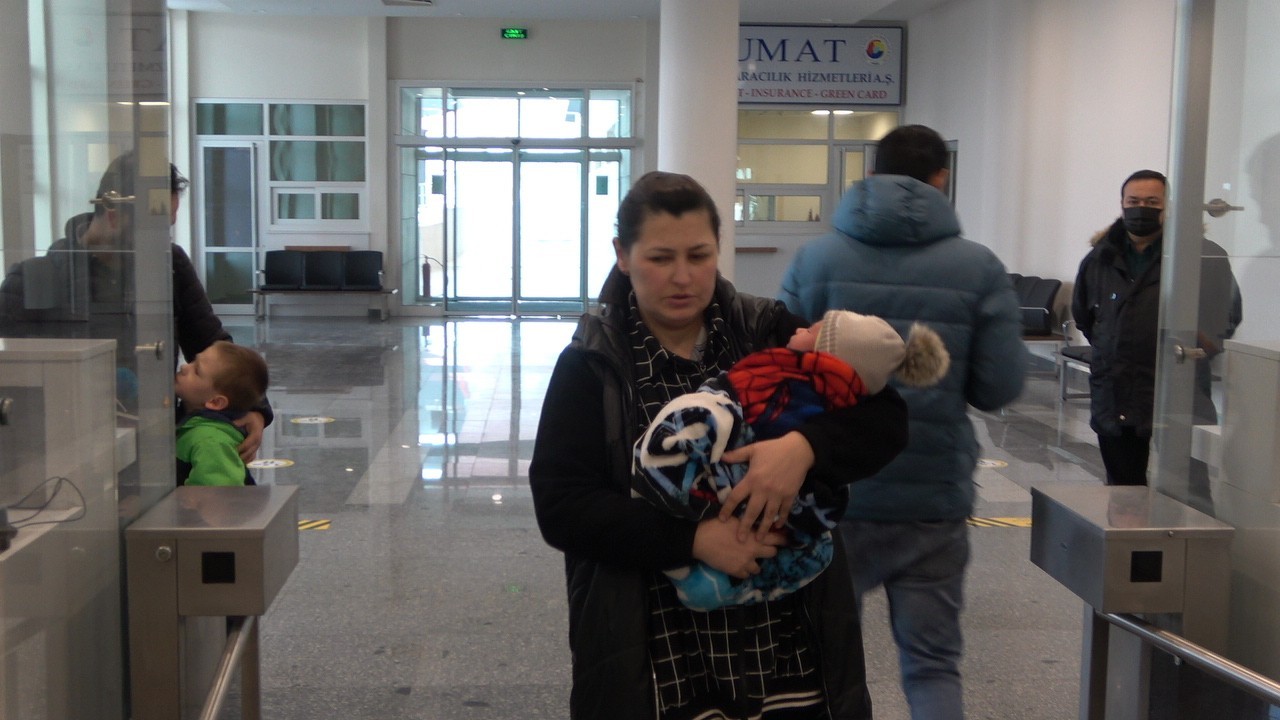 Savaşın masum yüzlü çocukları Rusya’nın Ukrayna’ya askeri müdahalesi sonucu babalarından ayrılıp anneleriyle birlikte başka ülkelere tahliye edilen bebek ve çocukların ...