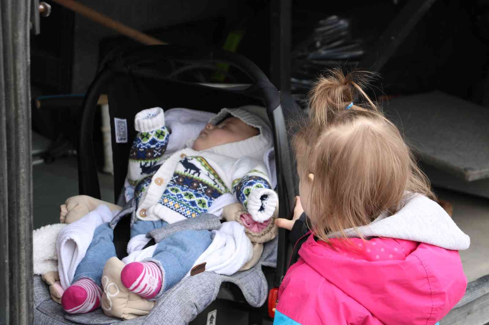 Savaşın masum yüzlü çocukları Rusya’nın Ukrayna’ya askeri müdahalesi sonucu babalarından ayrılıp anneleriyle birlikte başka ülkelere tahliye edilen bebek ve çocukların ...