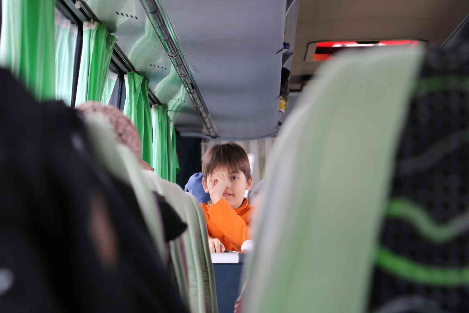 Savaşın masum yüzlü çocukları Rusya’nın Ukrayna’ya askeri müdahalesi sonucu babalarından ayrılıp anneleriyle birlikte başka ülkelere tahliye edilen bebek ve çocukların ...