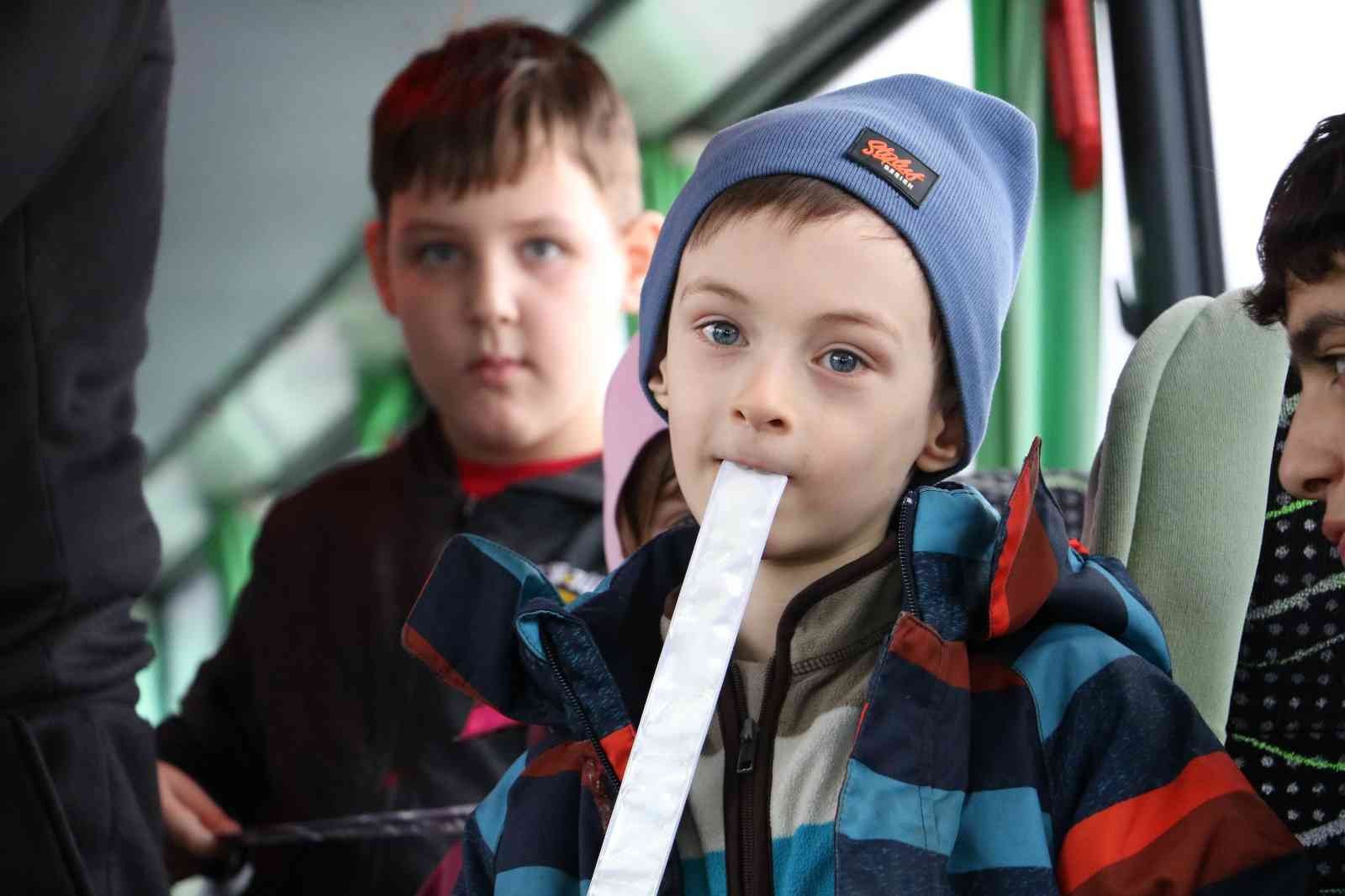 Savaşın masum yüzlü çocukları Rusya’nın Ukrayna’ya askeri müdahalesi sonucu babalarından ayrılıp anneleriyle birlikte başka ülkelere tahliye edilen bebek ve çocukların ...