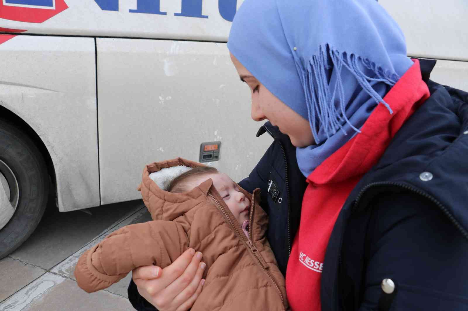 Savaşın masum yüzlü çocukları Rusya’nın Ukrayna’ya askeri müdahalesi sonucu babalarından ayrılıp anneleriyle birlikte başka ülkelere tahliye edilen bebek ve çocukların ...