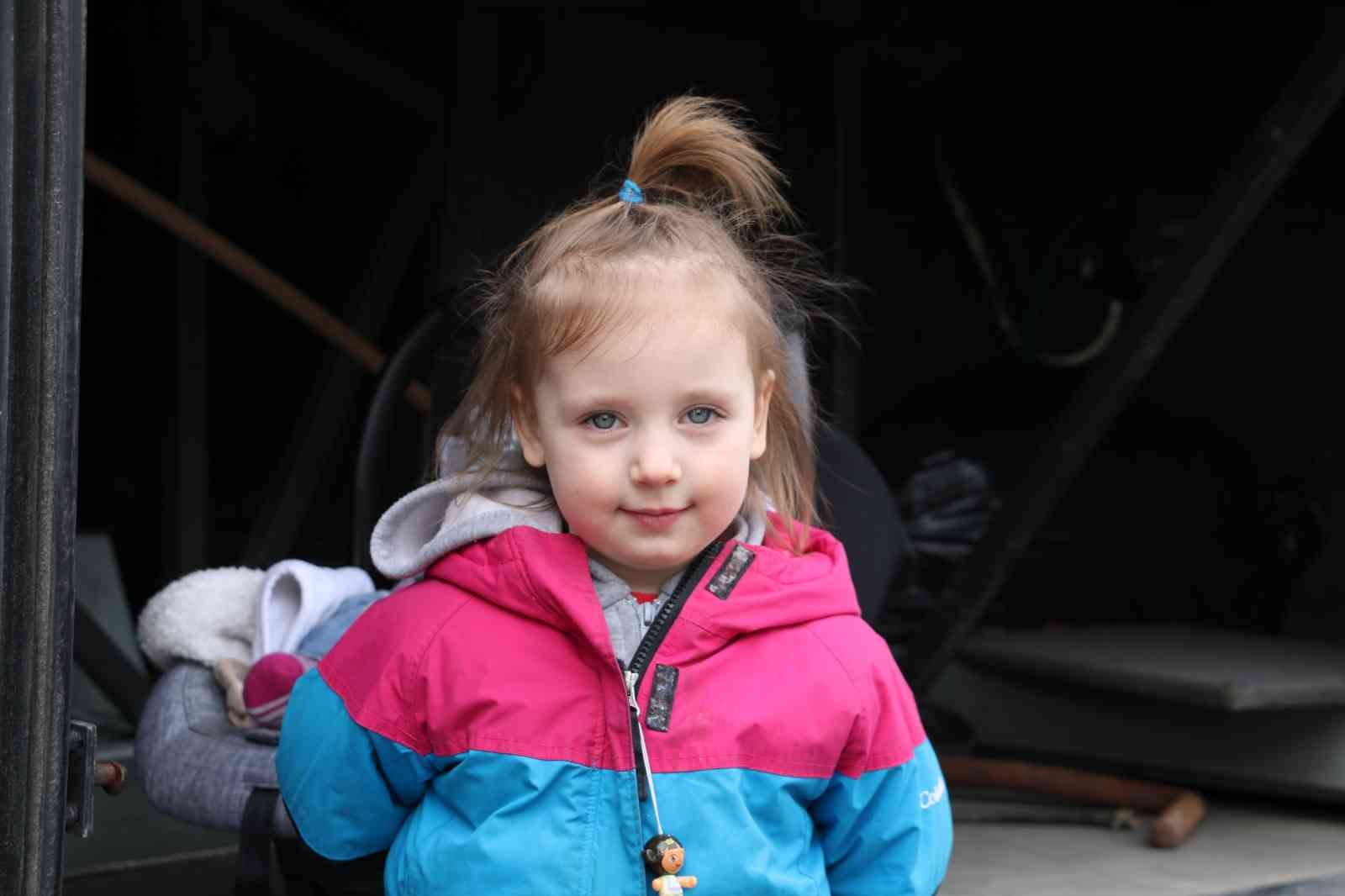 Savaşın masum yüzlü çocukları Rusya’nın Ukrayna’ya askeri müdahalesi sonucu babalarından ayrılıp anneleriyle birlikte başka ülkelere tahliye edilen bebek ve çocukların ...