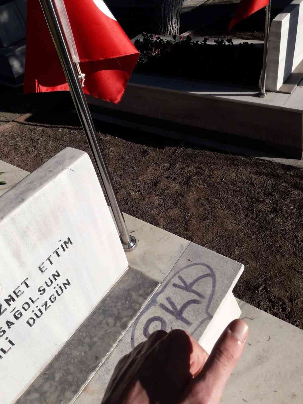 Şehit mezarlarına saldırmıştı, cezai ehliyeti tam olduğu ortaya çıktı Kocaeli’de 4 şehit mezarına terör örgütünün ismini yazan ve küfürler ederek sosyal medyada paylaşan zanlının cezai ehliyetinin tam olduğu ortaya ...