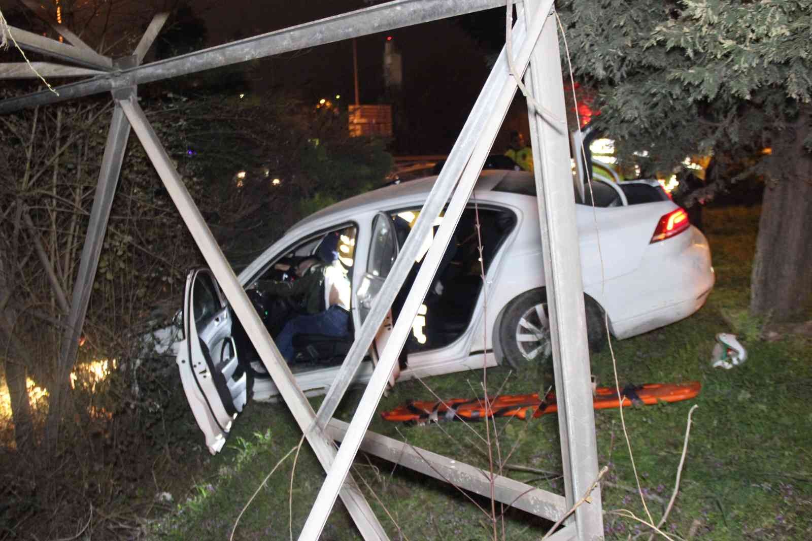 Şehri birbirine kattılar, hem polisler hem kendileri kaza yaptı KOCAELİ(İHA) – Kiralıkları otomobilin ile şehir dışına çıkan iki kafadar, polisin ’dur’ ihtarına uymadı. Uzun süren kovalamaca ise kazayla ...