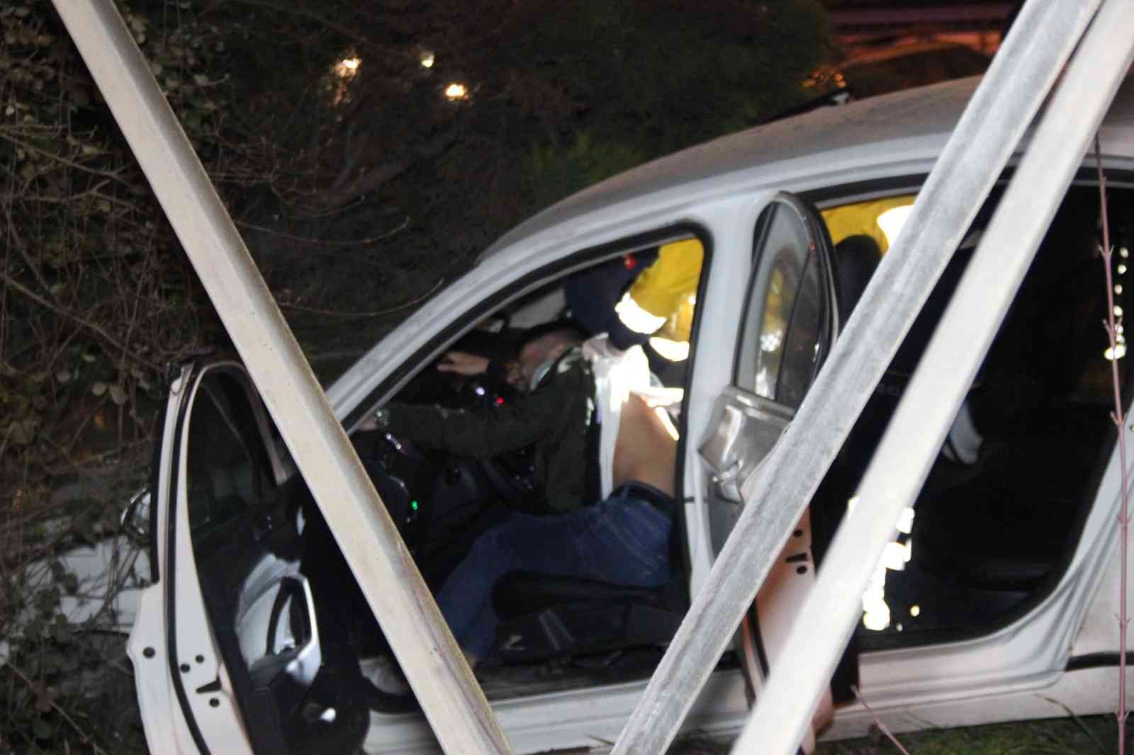 Şehri birbirine kattılar, hem polisler hem kendileri kaza yaptı KOCAELİ(İHA) – Kiralıkları otomobilin ile şehir dışına çıkan iki kafadar, polisin ’dur’ ihtarına uymadı. Uzun süren kovalamaca ise kazayla ...