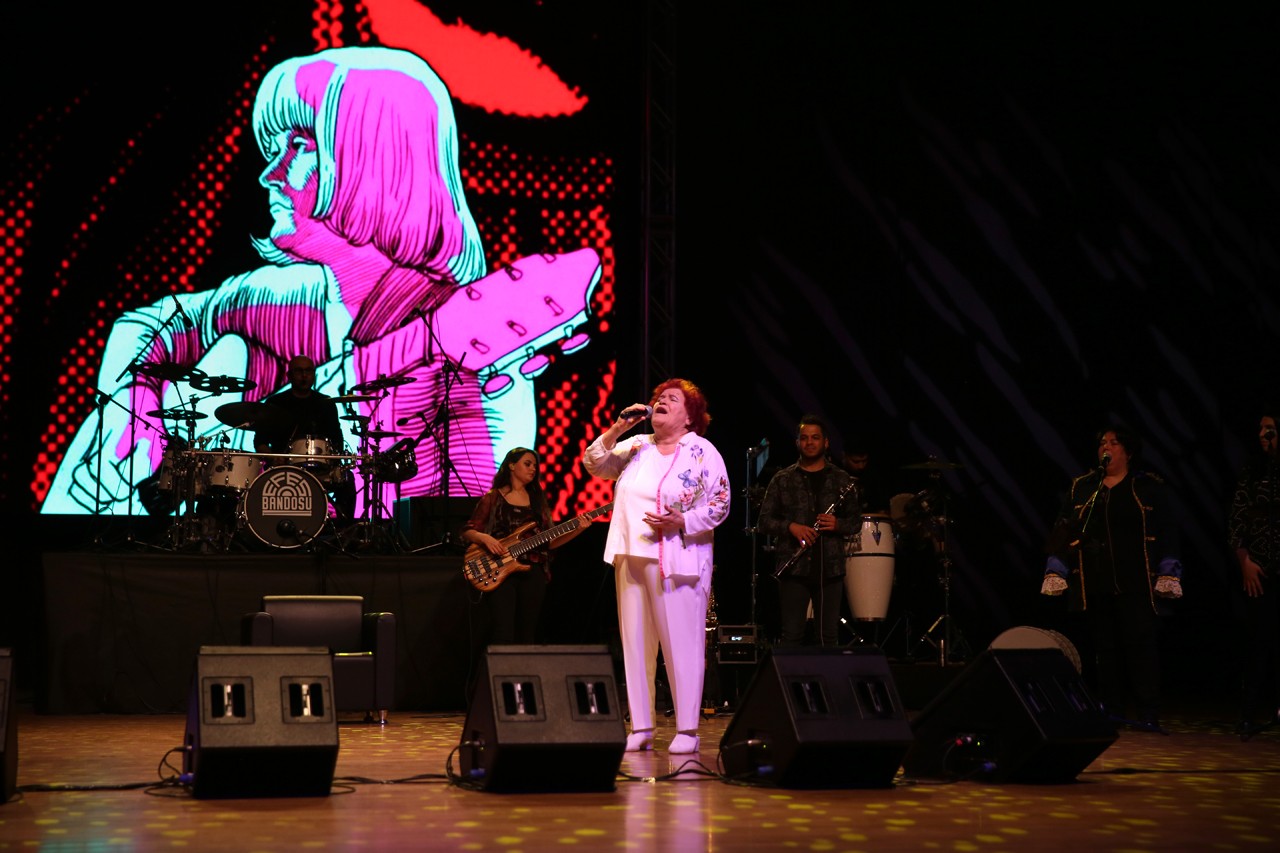 Selda Bağcan kadınlar için söyledi Türk müziğinin yaşayan efsanesi Selda Bağcan, Küçükçekmece Belediyesi Yahya Kemal Beyatlı Gösteri Merkezi’nde sahne aldı. Küçükçekmece Belediyesi ...