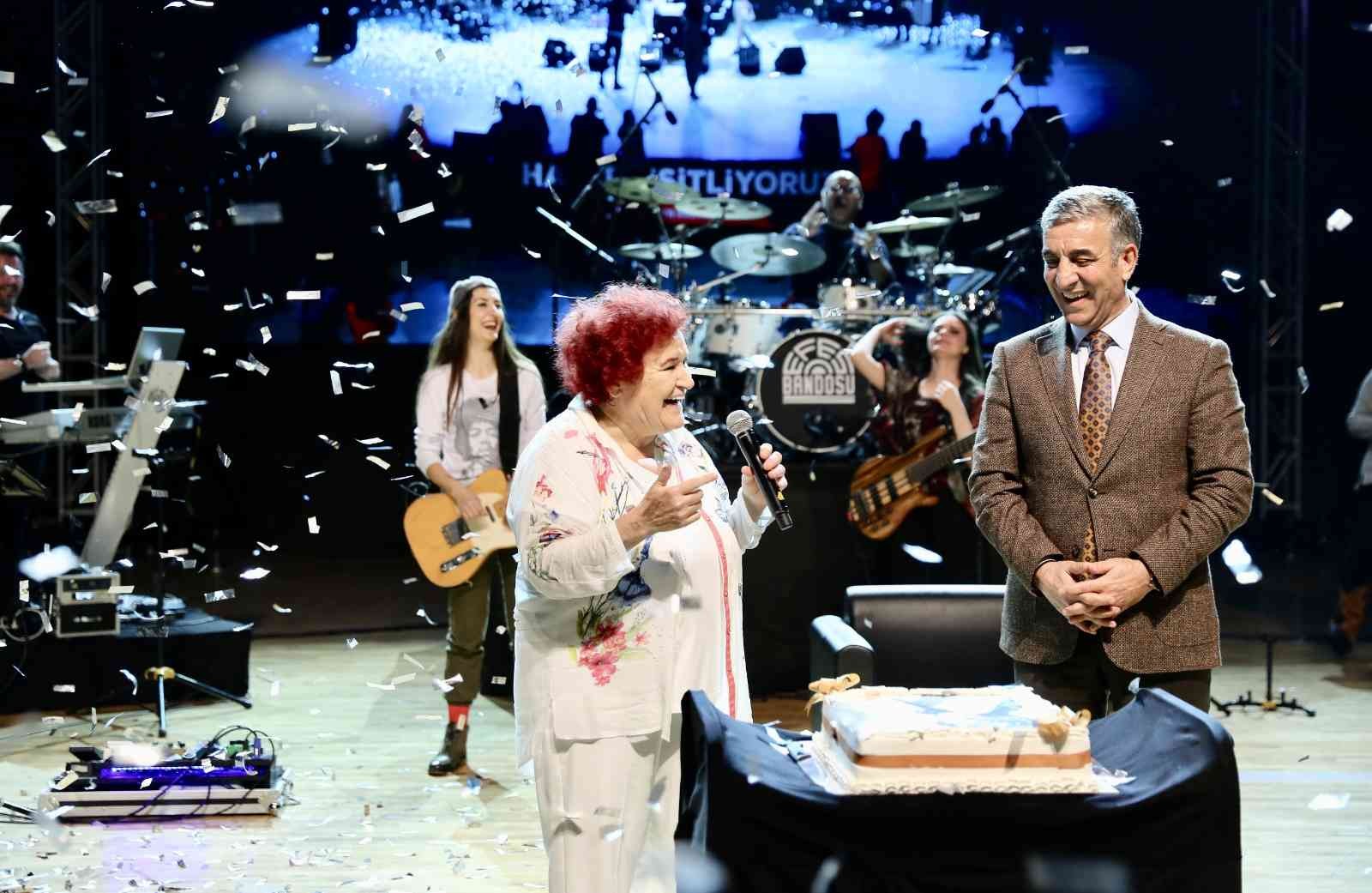 Selda Bağcan kadınlar için söyledi Türk müziğinin yaşayan efsanesi Selda Bağcan, Küçükçekmece Belediyesi Yahya Kemal Beyatlı Gösteri Merkezi’nde sahne aldı. Küçükçekmece Belediyesi ...