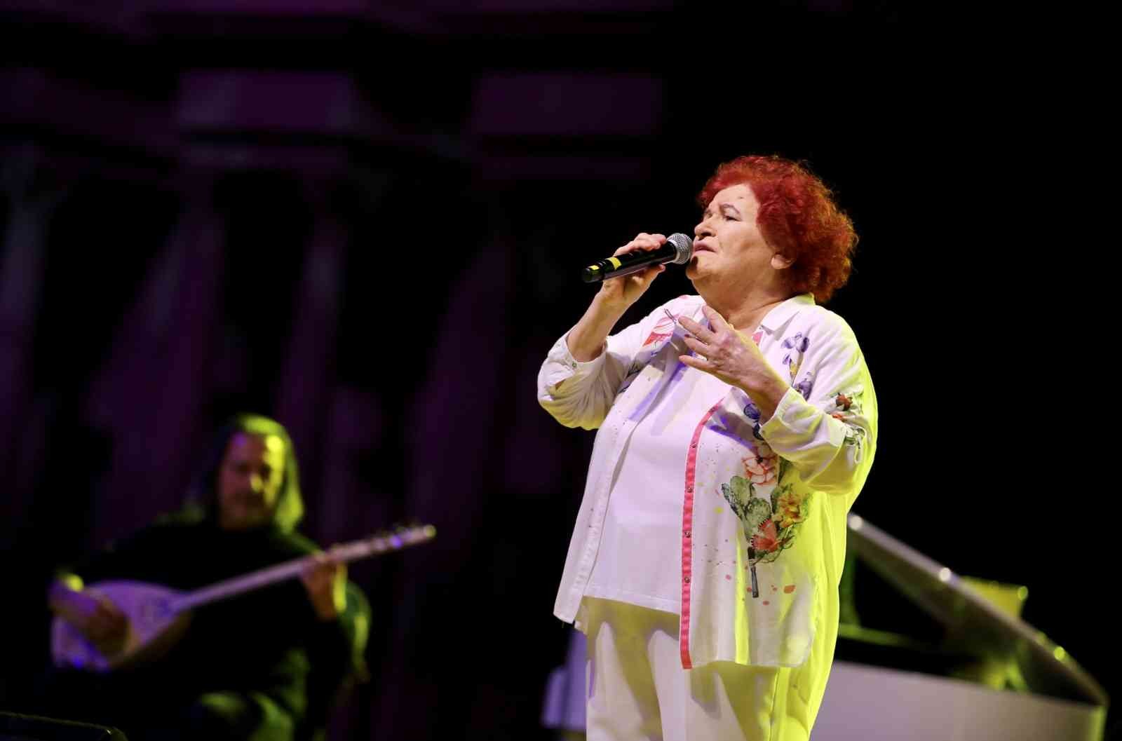 Selda Bağcan kadınlar için söyledi Türk müziğinin yaşayan efsanesi Selda Bağcan, Küçükçekmece Belediyesi Yahya Kemal Beyatlı Gösteri Merkezi’nde sahne aldı. Küçükçekmece Belediyesi ...