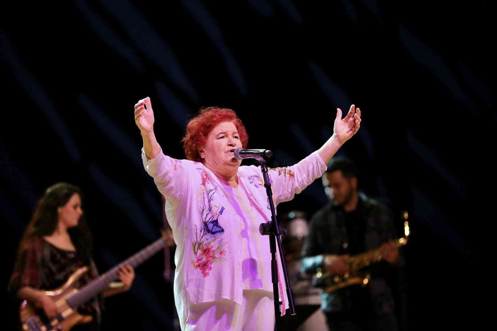 Selda Bağcan kadınlar için söyledi Türk müziğinin yaşayan efsanesi Selda Bağcan, Küçükçekmece Belediyesi Yahya Kemal Beyatlı Gösteri Merkezi’nde sahne aldı. Küçükçekmece Belediyesi ...