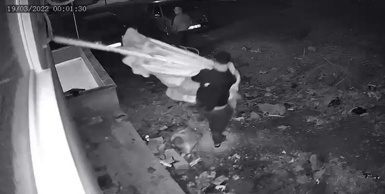Şemsiye hırsızları önce kameraya sonra polise yakalandı Balıkesir’i Edremit ilçesinde ilginç bir hırsızlık olayı yaşandı. Bir iş yerine ait şemsiyeyi çalmak isteyen 3 hırsız, önce güvenlik kamerasına ...