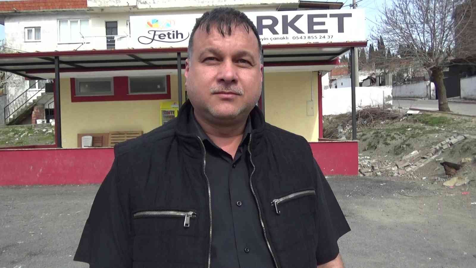 Şemsiye hırsızları önce kameraya sonra polise yakalandı Balıkesir’i Edremit ilçesinde ilginç bir hırsızlık olayı yaşandı. Bir iş yerine ait şemsiyeyi çalmak isteyen 3 hırsız, önce güvenlik kamerasına ...