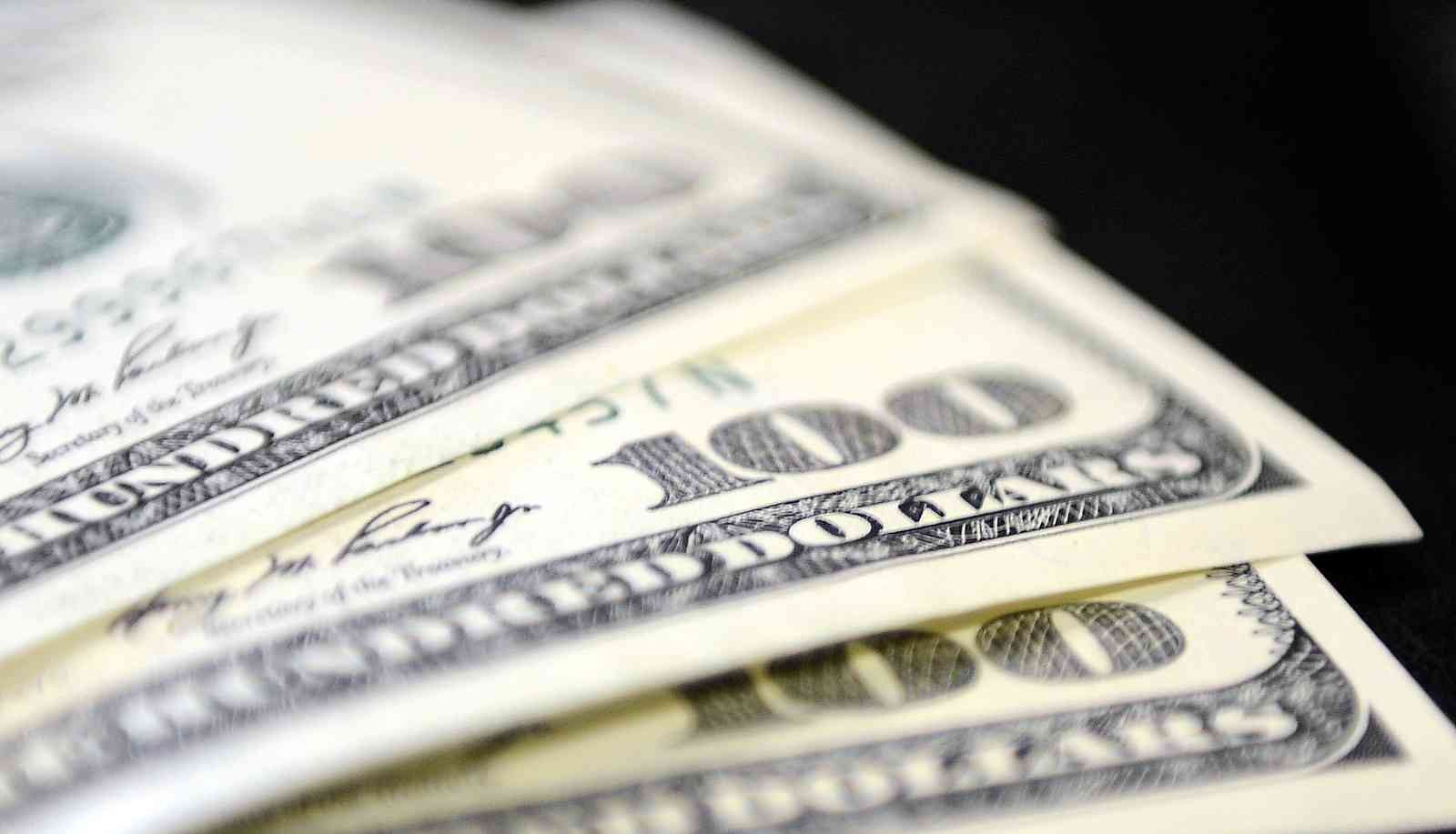 Serbest piyasada döviz fiyatları Dolar 14,1520 liradan, euro ise 15,6070 liradan güne başladı. İstanbul Kapalıçarışı’da 14,1500 liradan alınan dolar, 14,1520 liradan, 15,6050 ...