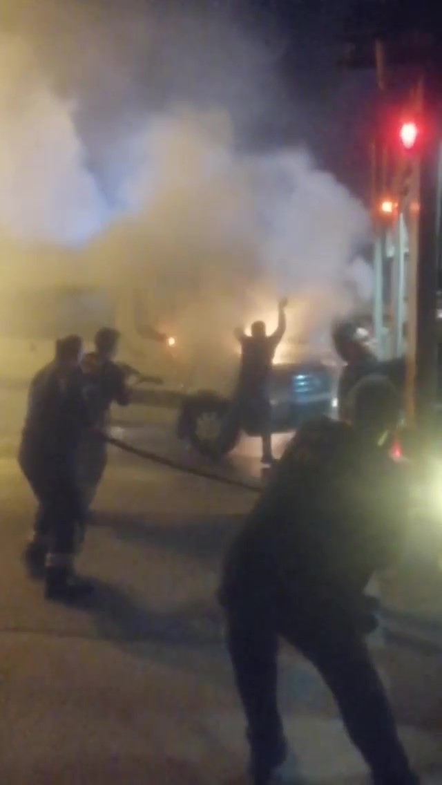 Servis minibüsü alev alev yandı Kocaeli’nin Çayırova ilçesinde servis minibüsünün motor kısmında yangın çıktı. Minibüsten yükselen alevler ve sürücünün panik anları ise ...