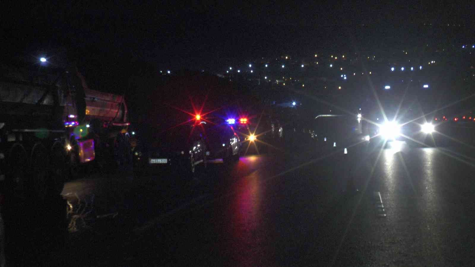 Şile yolunda hafriyat kamyonu bariyerleri kırıp karşı şeride geçti: 2 hafif yaralı Şile yolu Ömerli mevkisinde karşı şeride geçen hafriyat yüklü kamyon karşı yönden gelen başka bir kamyon ile kafa kafaya çarpıştı. Yaşanan kazada ...