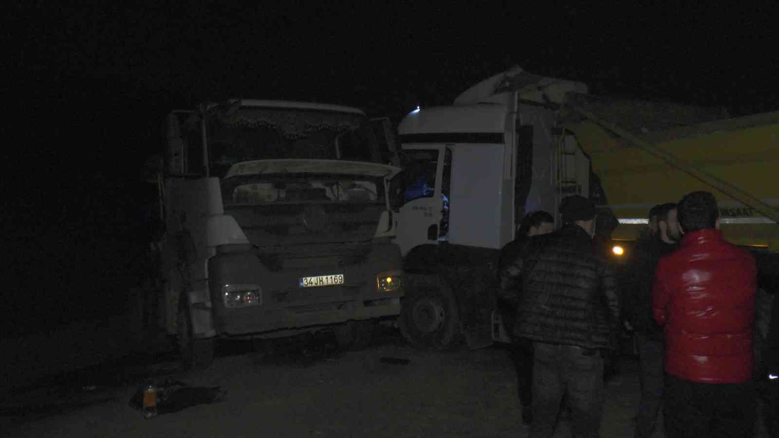 Şile yolunda hafriyat kamyonu bariyerleri kırıp karşı şeride geçti: 2 hafif yaralı Şile yolu Ömerli mevkisinde karşı şeride geçen hafriyat yüklü kamyon karşı yönden gelen başka bir kamyon ile kafa kafaya çarpıştı. Yaşanan kazada ...