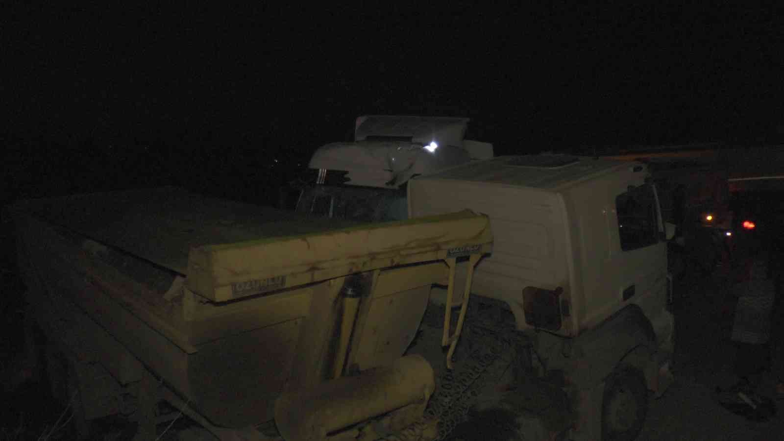 Şile yolunda hafriyat kamyonu bariyerleri kırıp karşı şeride geçti: 2 hafif yaralı Şile yolu Ömerli mevkisinde karşı şeride geçen hafriyat yüklü kamyon karşı yönden gelen başka bir kamyon ile kafa kafaya çarpıştı. Yaşanan kazada ...