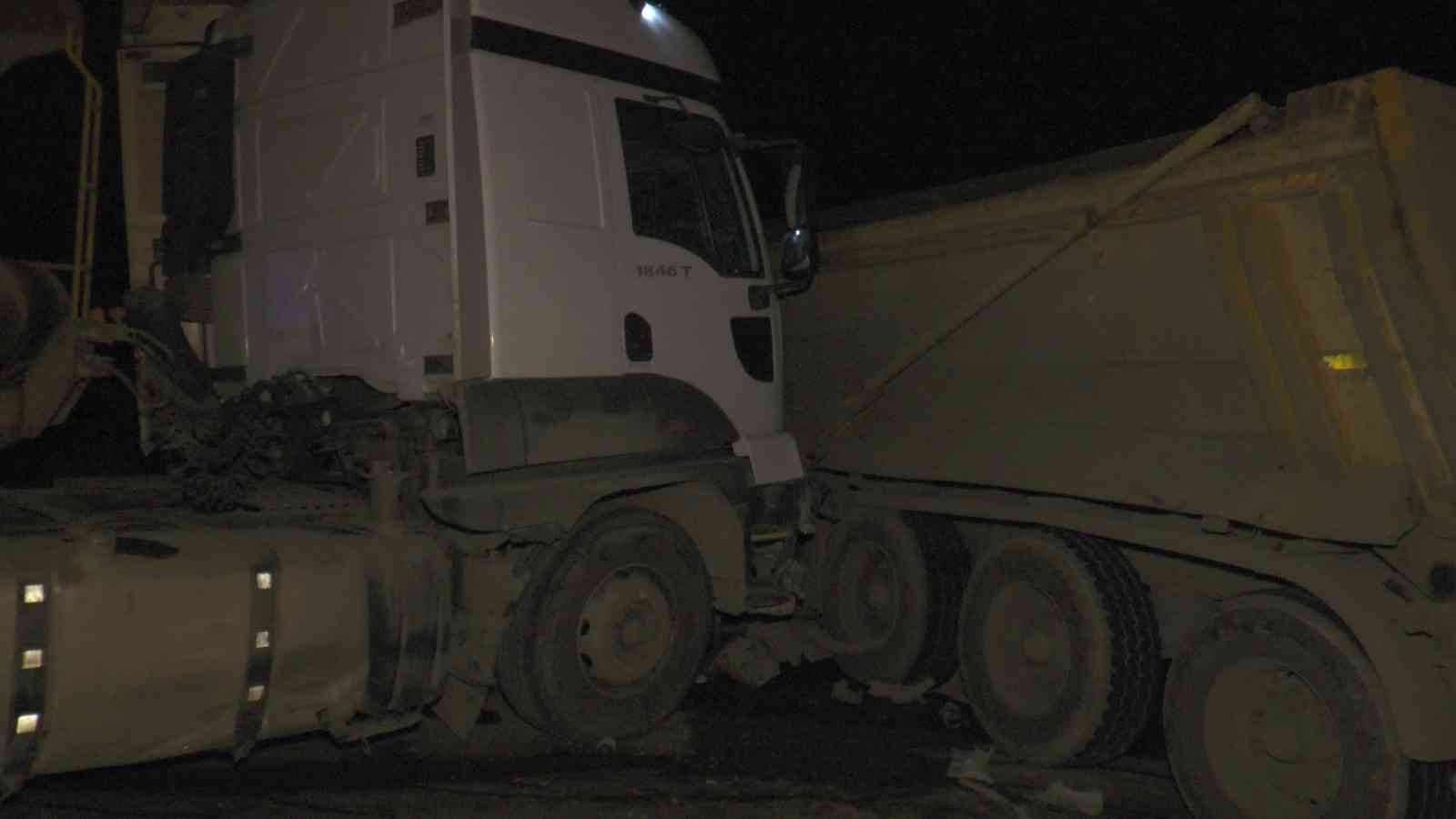 Şile yolunda hafriyat kamyonu bariyerleri kırıp karşı şeride geçti: 2 hafif yaralı Şile yolu Ömerli mevkisinde karşı şeride geçen hafriyat yüklü kamyon karşı yönden gelen başka bir kamyon ile kafa kafaya çarpıştı. Yaşanan kazada ...