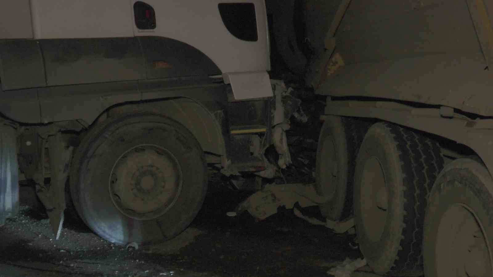 Şile yolunda hafriyat kamyonu bariyerleri kırıp karşı şeride geçti: 2 hafif yaralı Şile yolu Ömerli mevkisinde karşı şeride geçen hafriyat yüklü kamyon karşı yönden gelen başka bir kamyon ile kafa kafaya çarpıştı. Yaşanan kazada ...