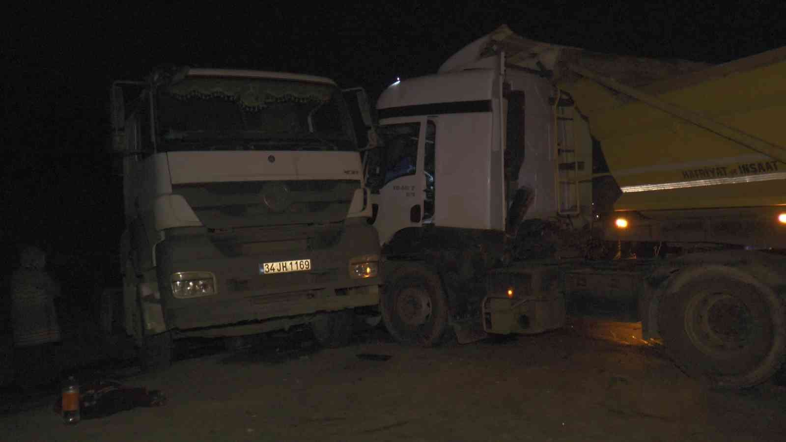 Şile yolunda hafriyat kamyonu bariyerleri kırıp karşı şeride geçti: 2 hafif yaralı Şile yolu Ömerli mevkisinde karşı şeride geçen hafriyat yüklü kamyon karşı yönden gelen başka bir kamyon ile kafa kafaya çarpıştı. Yaşanan kazada ...