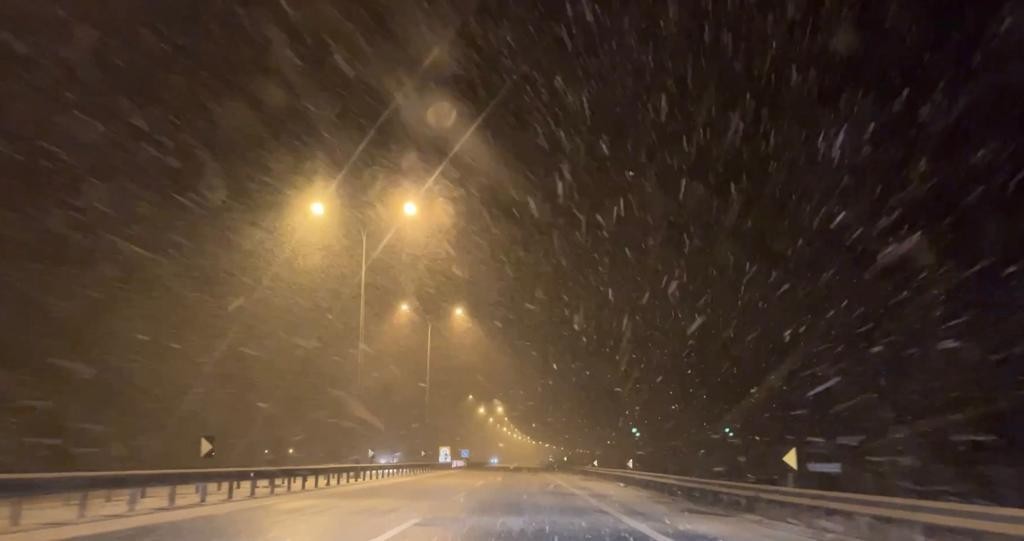 İstanbul’da beklenen kar yağışı sabah saatlerinde etkili olmaya başladı. Silivri’de yağan yoğun kar dakikalar içinde her yeri beyaza bürüdü ...