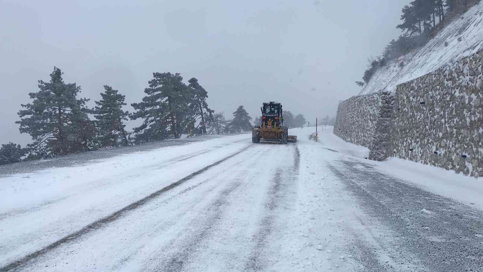 Sındırgı-Akhisar yolunda zincir zorunluluğu Balıkesir’de yoğun kar yağışının etkili olduğu ilçelerin başında gelen Sındırgı’da karayollarındaki ulaşımda sıkıntı yaşanmaması için gerekli ...