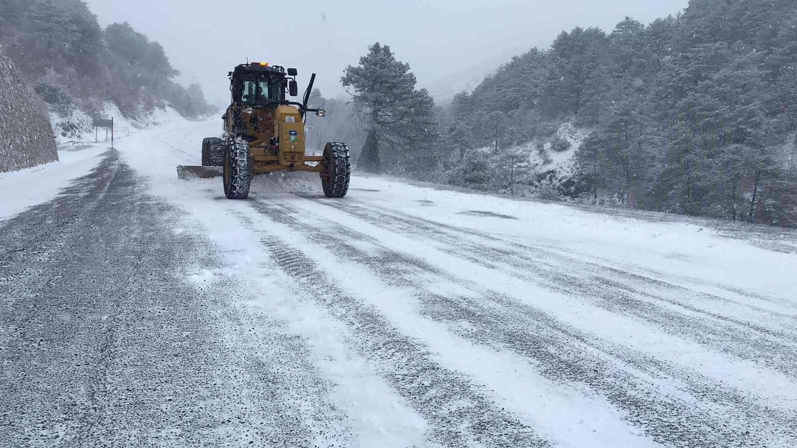 Sındırgı-Akhisar yolunda zincir zorunluluğu Balıkesir’de yoğun kar yağışının etkili olduğu ilçelerin başında gelen Sındırgı’da karayollarındaki ulaşımda sıkıntı yaşanmaması için gerekli ...